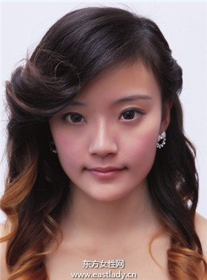 日系卷发发型搭配蝴蝶结居家好女人