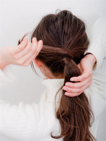 马尾+围巾今冬发型就这样设计