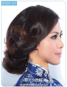 蓬松盘发配上珍珠夹子营造复古风