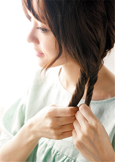 侧拨发不再只能性感 简单3招让你成为百变女王