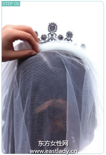 双侧三股辫配上皇冠与项链使发型更加奢华