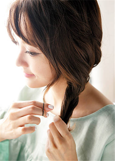 侧拨发不再只能性感 简单3招让你成为百变女王