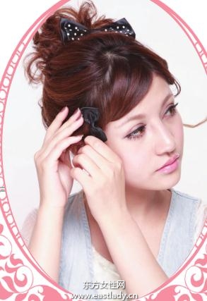 后侧公主盘发发型 呈现清晰脸部轮廓