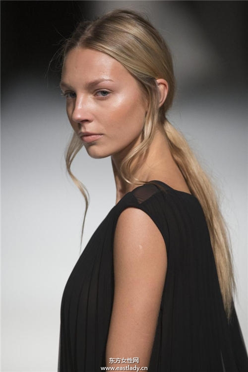 低马尾的几种变化 这样绑立马变小脸