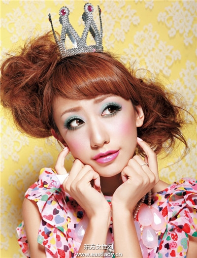 蓬松饱满双团子发提升俏皮少女气息