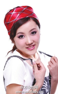 简单丝巾扎法展现时尚风格