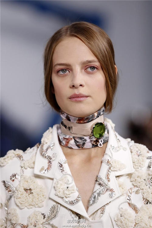 低马尾的几种变化 这样绑立马变小脸