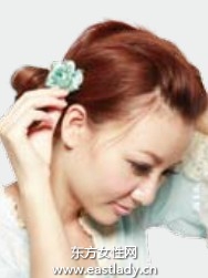 侧团子发辫显示女性干练爽朗性格