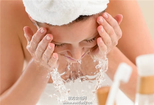 正确洗脸很关键 3个你可能会碰到的洗脸误区