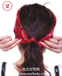 简单丝巾扎法展现时尚风格