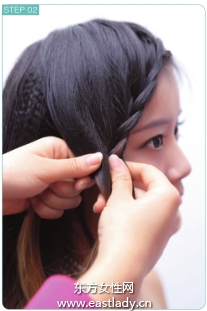 双侧三股辫配上皇冠与项链使发型更加奢华