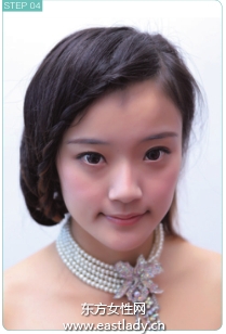 双侧三股辫配上皇冠与项链使发型更加奢华