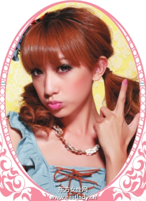 螺旋俏卷双辫搭配花朵发箍找回活力与纯朴