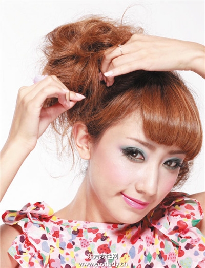 蓬松饱满双团子发提升俏皮少女气息