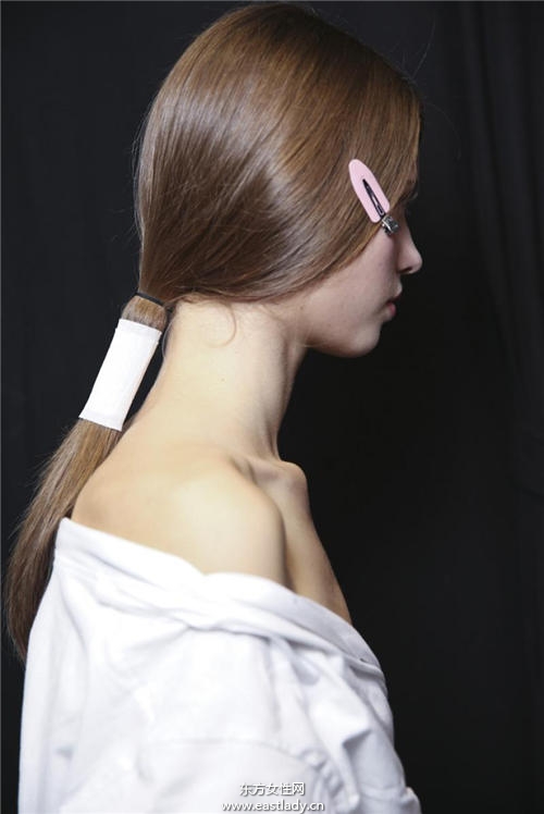 低马尾的几种变化 这样绑立马变小脸