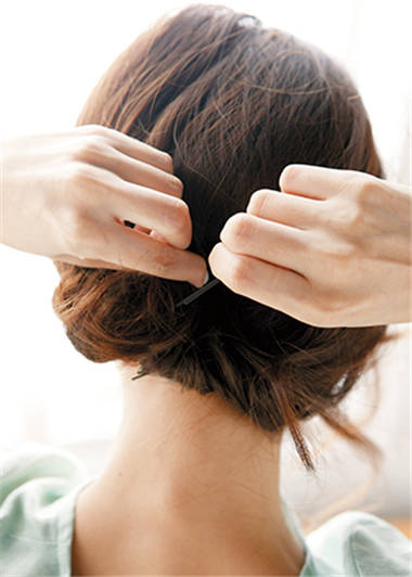 侧拨发不再只能性感 简单3招让你成为百变女王