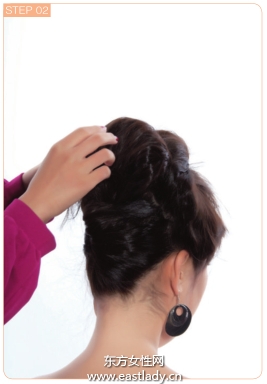 尖尾梳倒梳刘海营造狂野风格