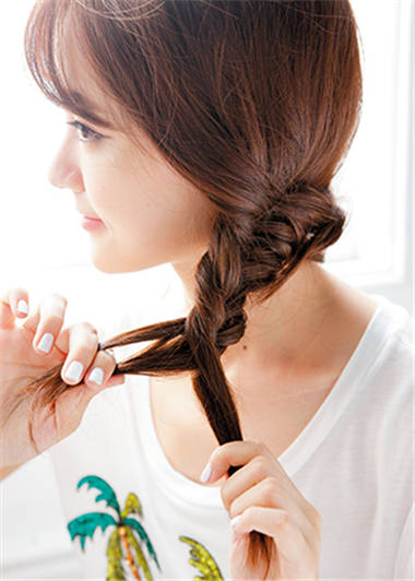 侧拨发不再只能性感 简单3招让你成为百变女王