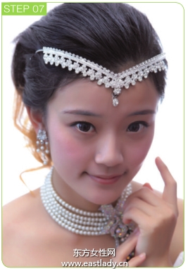 额头珍珠饰品点缀发型很有女人味