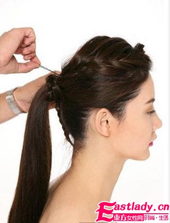 2013新款法式麻花辫的编法大方得体