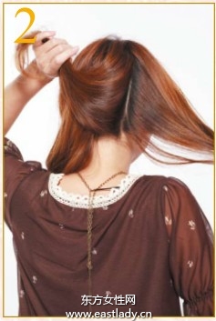 用刘海发束编出细细小辫子