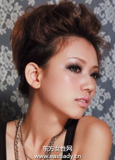 适合小脸发型的上翻刘海梳法