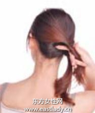 鹅黄色尖嘴夹搭配中长发透出娇媚感