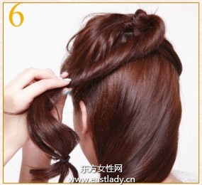 完美弧度花苞团子发简约而又不失造型感