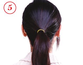 简单马尾辫的扎法 具有让脸变小的效果哦