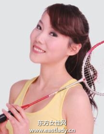 小头花发饰搭配卷发温馨感十足