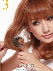 用卷发梳打理出蓬松卷发发型