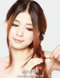 松散侧编发+兔耳发箍打造约会发型