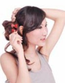 蝴蝶结对夹发型设计打造草莓般甜蜜心情