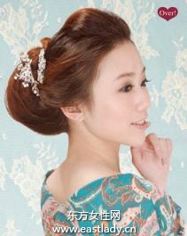 俏丽复古小发髻 散发出无限优雅气息