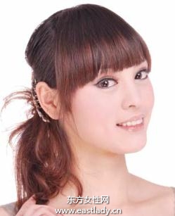 鹅黄色尖嘴夹搭配中长发透出娇媚感