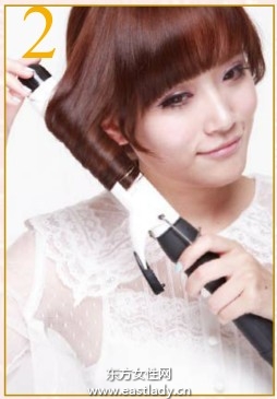 完美弧度花苞团子发简约而又不失造型感