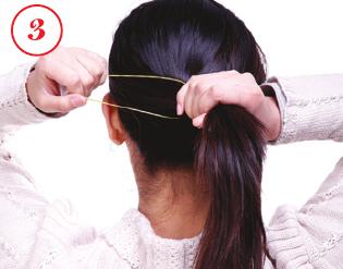 简单马尾辫的扎法 具有让脸变小的效果哦