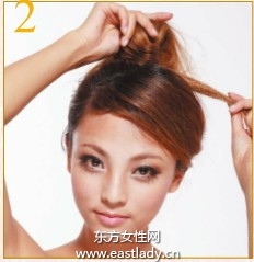 扎马尾辫卷出筒形刘海发型