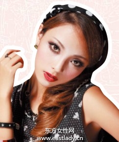 单侧绕编丝巾辫营造复古华丽风情