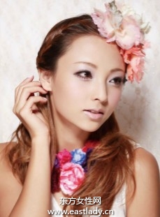 编发手法搭配微卷发尾打造清新感发型