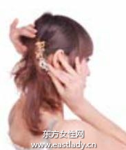 鹅黄色尖嘴夹搭配中长发透出娇媚感