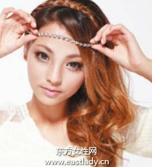 闪亮水钻搭配交叉卷发时尚感十足