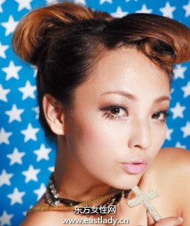 扎马尾辫卷出筒形刘海发型