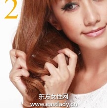 用卷发梳打理出蓬松卷发发型