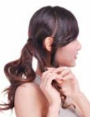 蝴蝶结对夹发型设计打造草莓般甜蜜心情