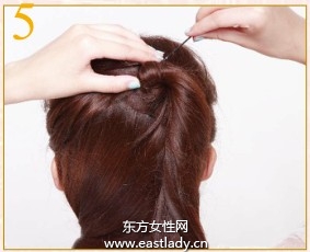 完美弧度花苞团子发简约而又不失造型感