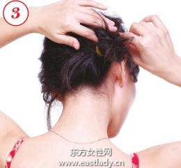 粉色花发夹打造迷人盘发发型