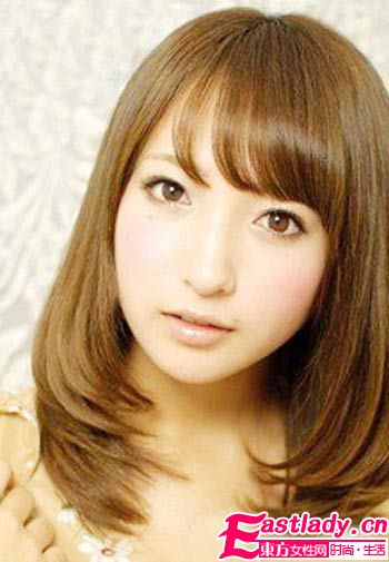 娇小美眉的甜美瘦脸直发发型