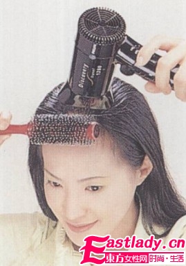 利用卷发梳打造时尚学生妹发型