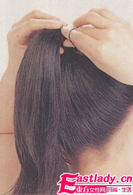 利用简单马尾发型 展现时尚活力